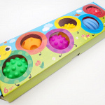Сенсорная игрушка: тактильные мячики "Цветная гусеница"