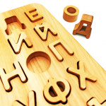 Пособие: деревянная доска-сортер "Алфавит" из бука
