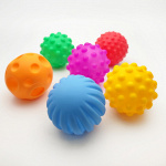 Сенсорная игрушка: тактильные мячики "Цветная гусеница"